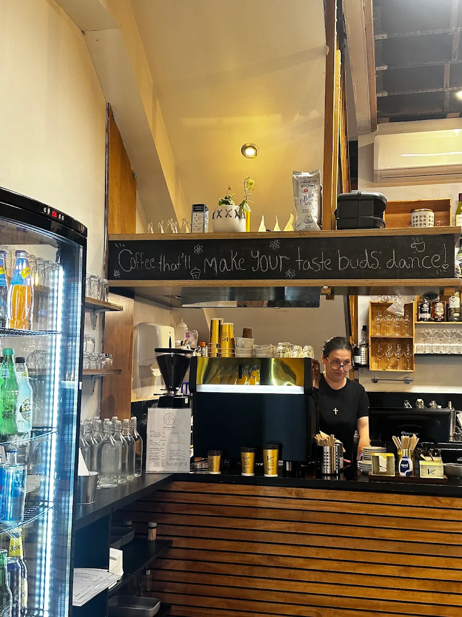 Vibe, Divini Restaurant & Cafe