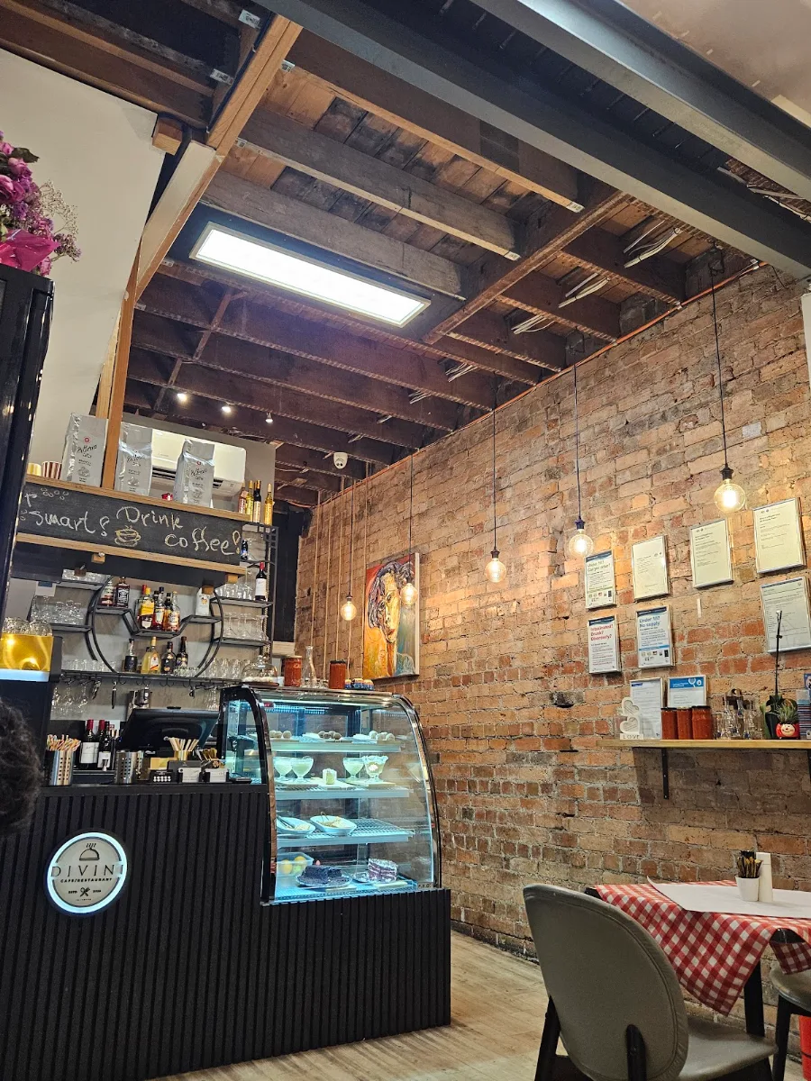 Vibe, Divini Restaurant & Cafe