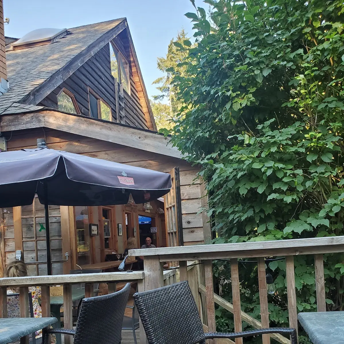 Vibe, Hummingbird Pub & Family Restaurant