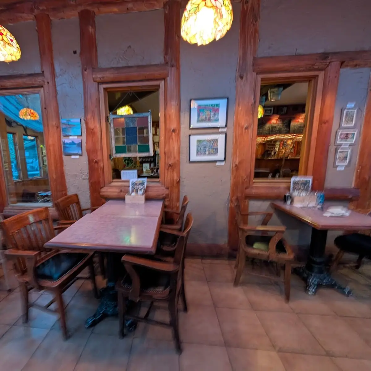 Vibe, Hummingbird Pub & Family Restaurant