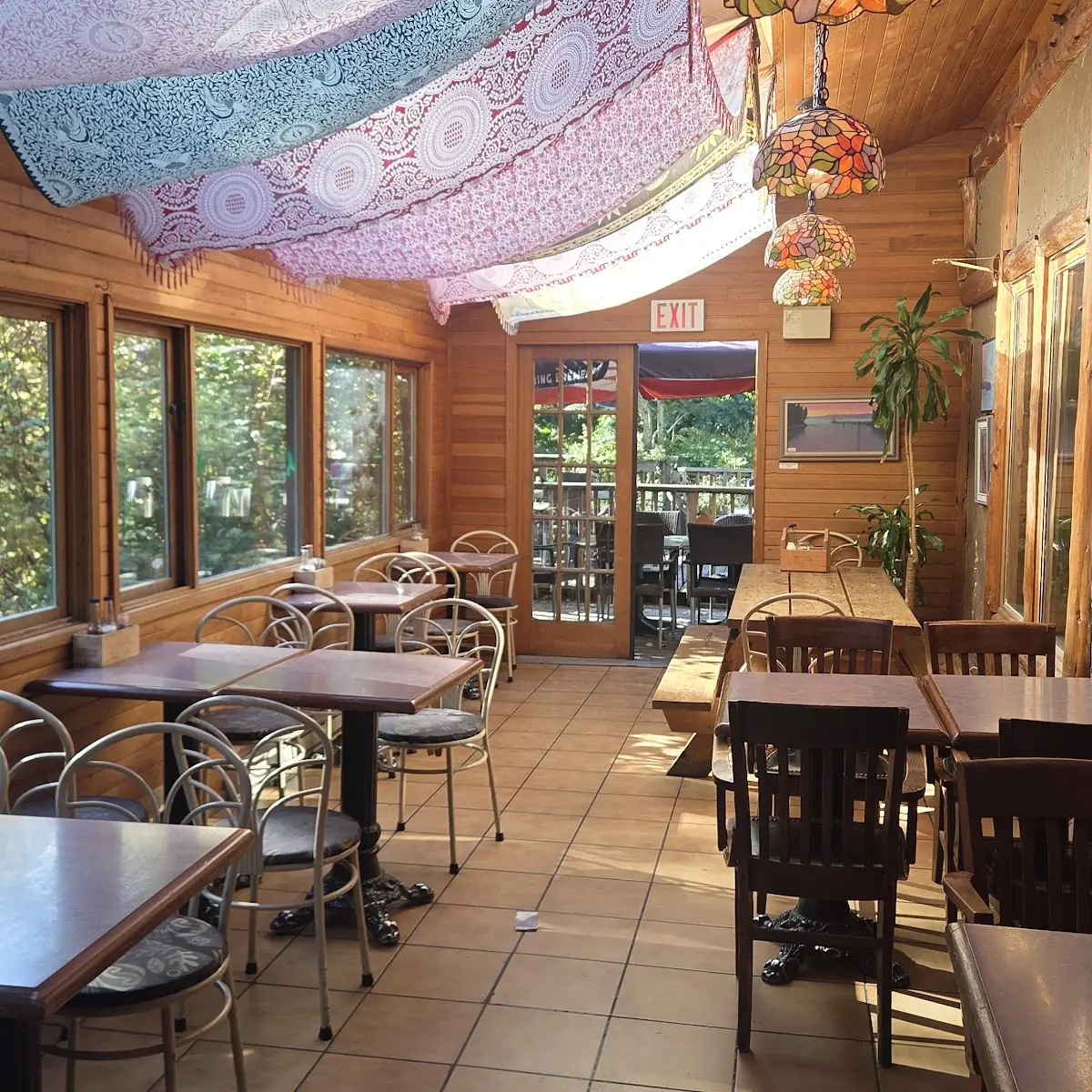 Vibe, Hummingbird Pub & Family Restaurant