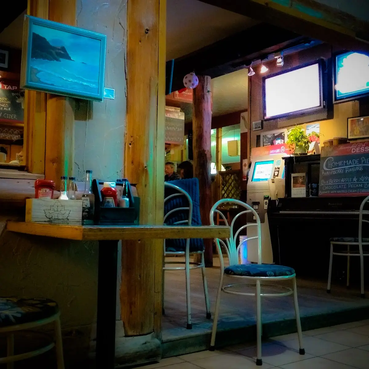 Vibe, Hummingbird Pub & Family Restaurant