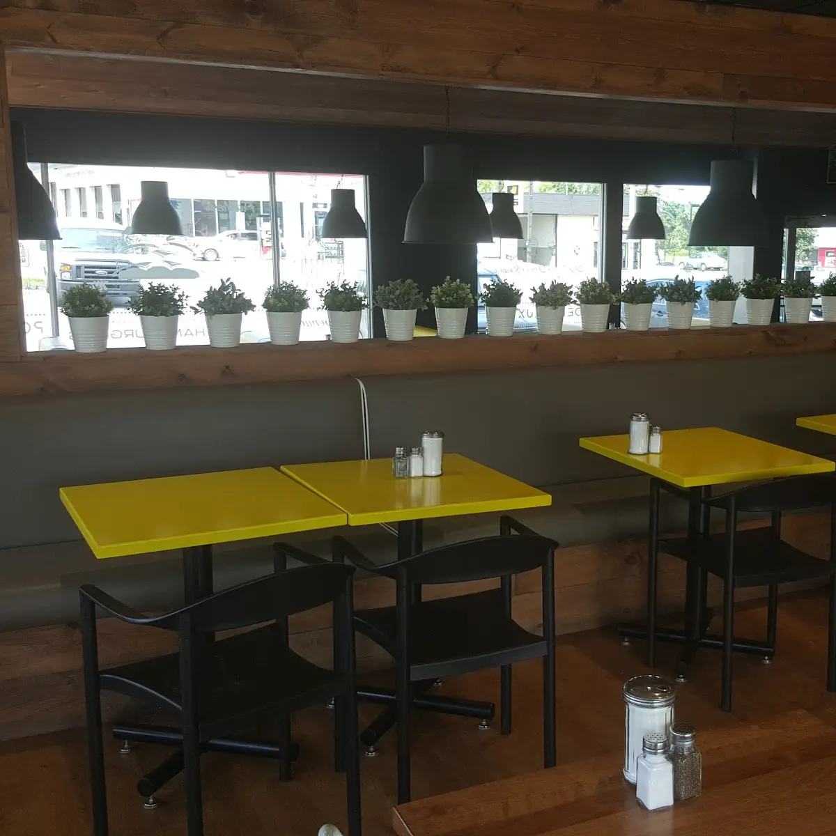 Vibe, Restaurant La Belle Province