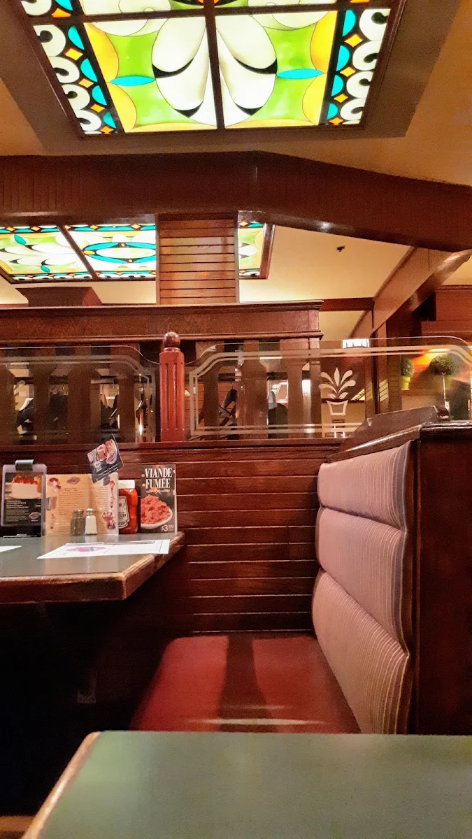Vibe, Reuben's Restaurant Delicatessen