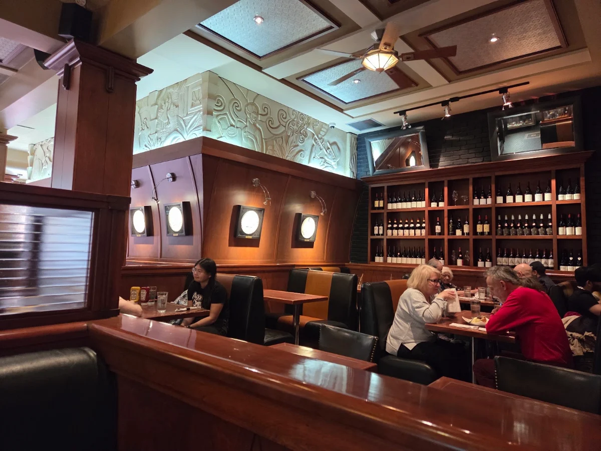 Vibe, Reuben's Restaurant Delicatessen