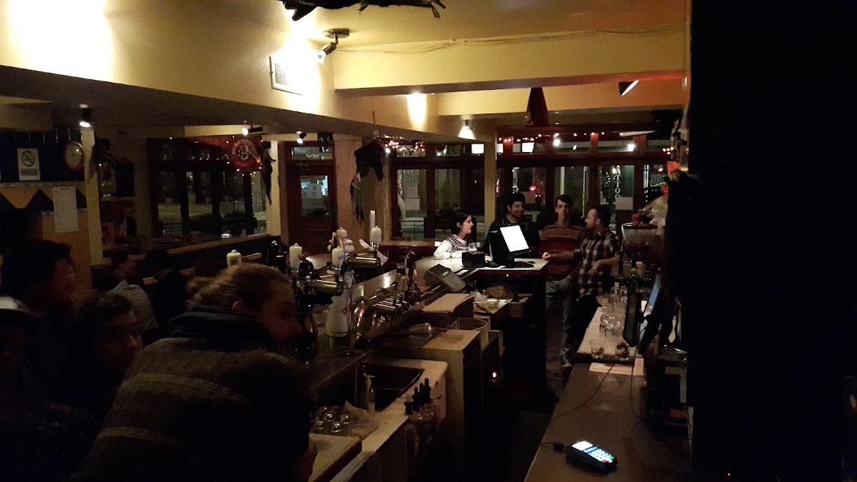 Vibe, Bistro Bar La Barricade