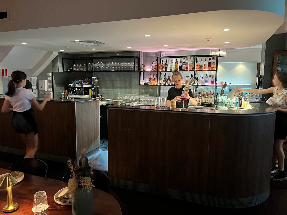 Vibe, Little Sister Restaurant & Cocktail Bar