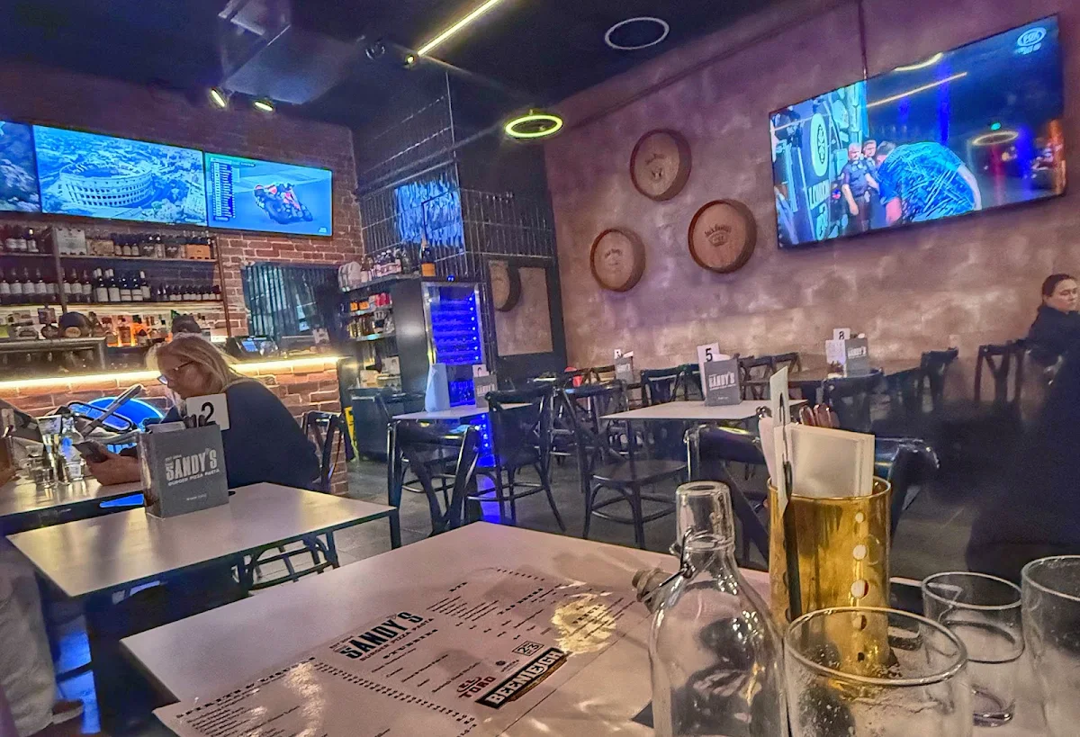 Vibe, Sandy's Burger Pizza Pasta
