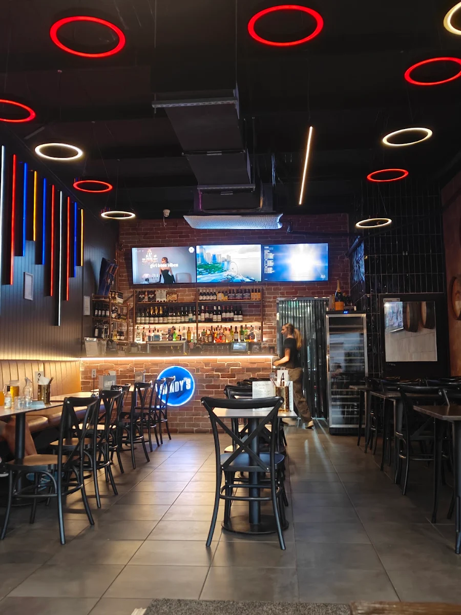 Vibe, Sandy's Burger Pizza Pasta