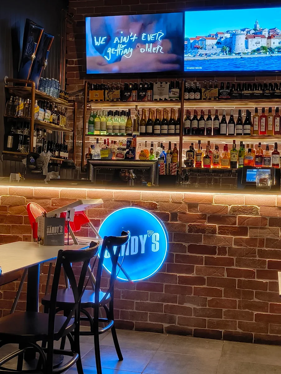 Vibe, Sandy's Burger Pizza Pasta