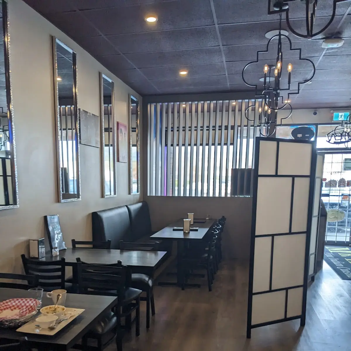 Vibe, Mr India Restaurant & Bar