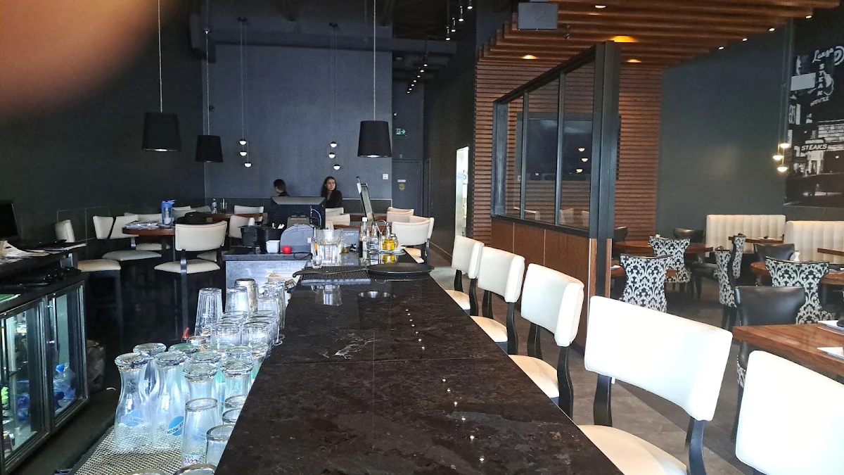 Vibe, Madisons Restaurant & Bar
