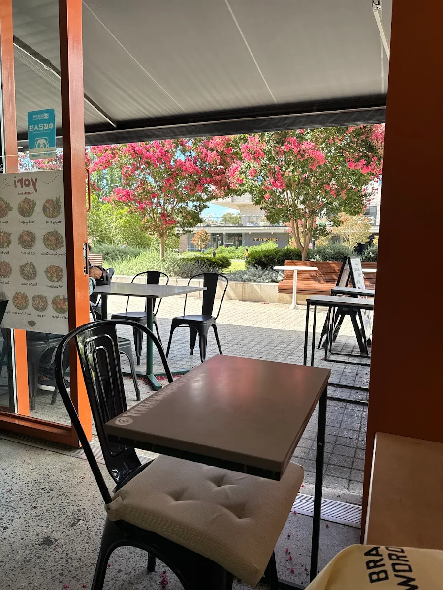 Vibe, Yori Canberra Poke