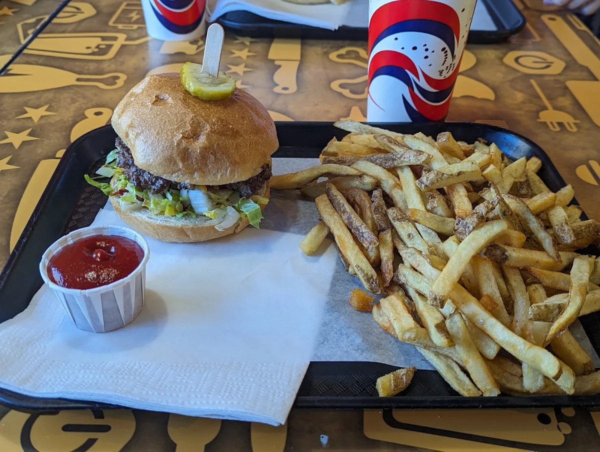 Food & drink, Charger Gourmet Burgers & Poutine ( HALAL )