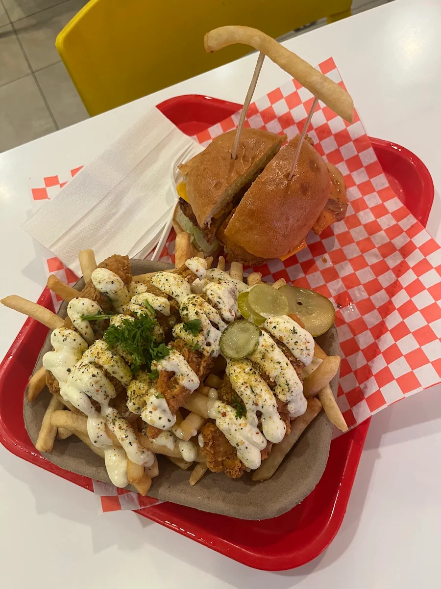 Food & drink, Charger Gourmet Burgers & Poutine ( HALAL )