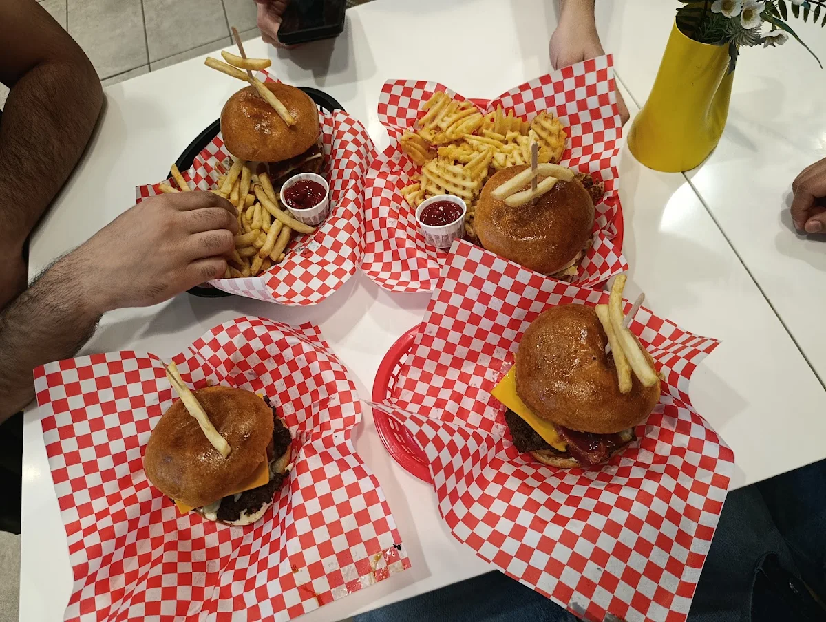 Food & drink, Charger Gourmet Burgers & Poutine ( HALAL )
