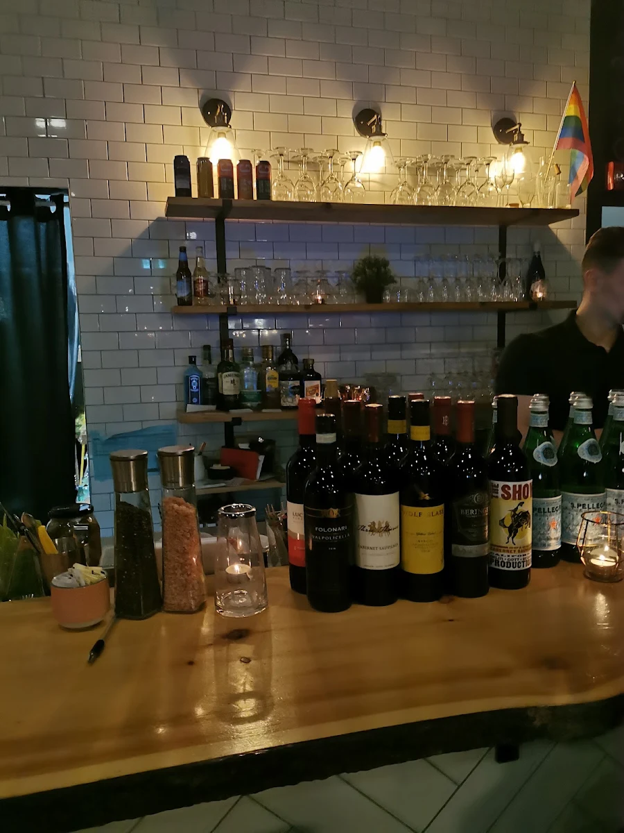 Vibe, Claudine's Eatery