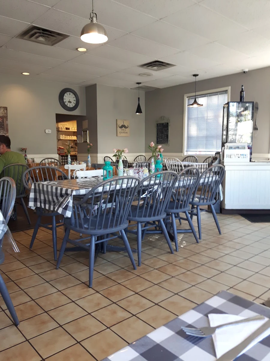 Vibe, Claudine's Eatery