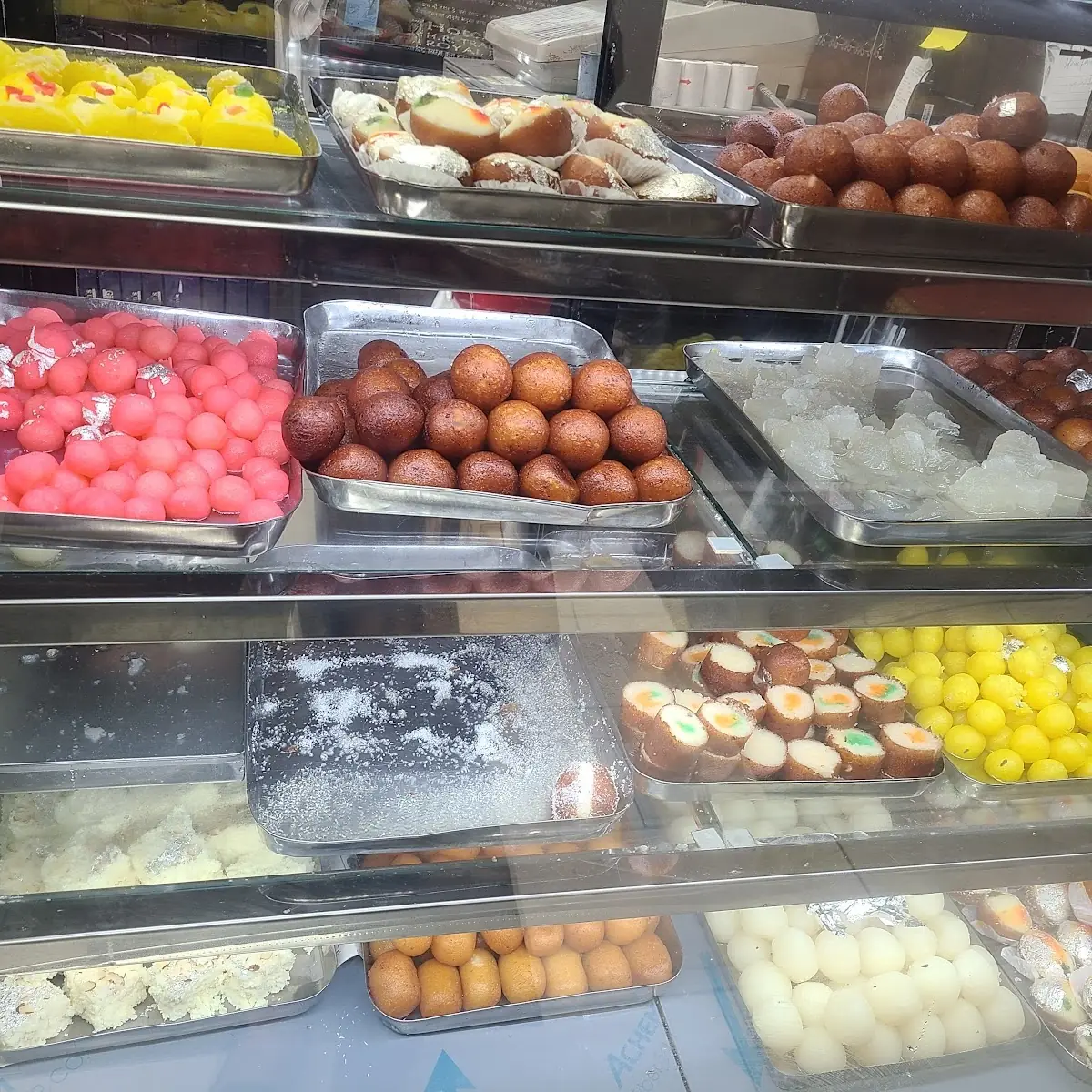 Vibe, Gian's Sweetshop