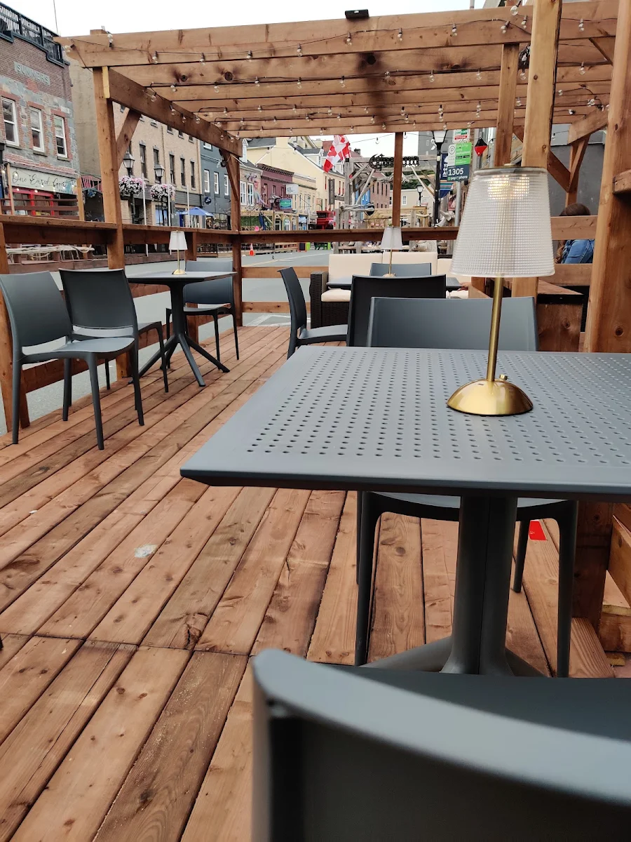 Vibe, Bibi Bistro