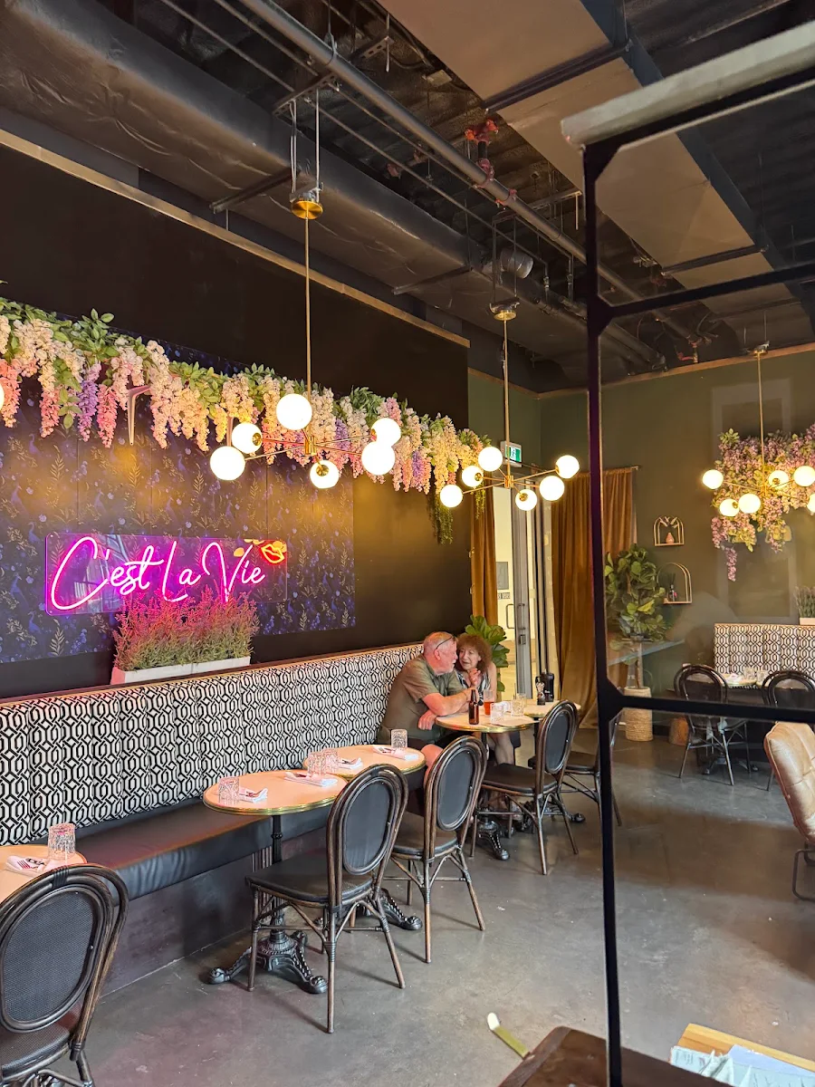 Vibe, Bibi Bistro