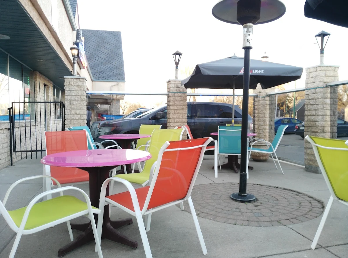 Vibe, PIGGY'S PUB & GRILL