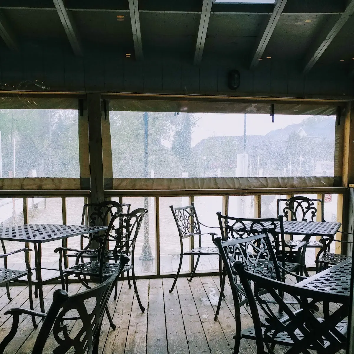 Vibe, Sandbar Waterfront Grill