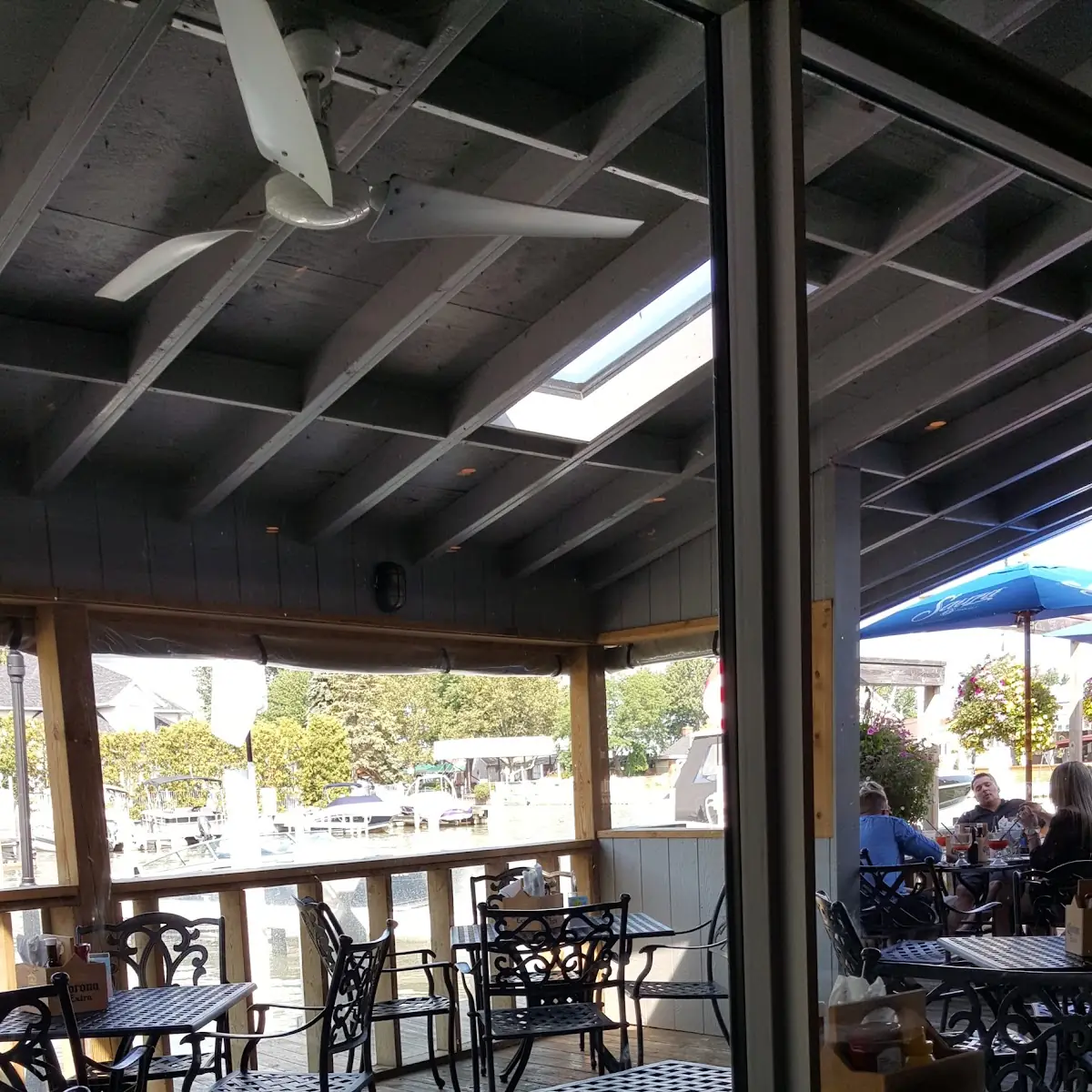 Vibe, Sandbar Waterfront Grill