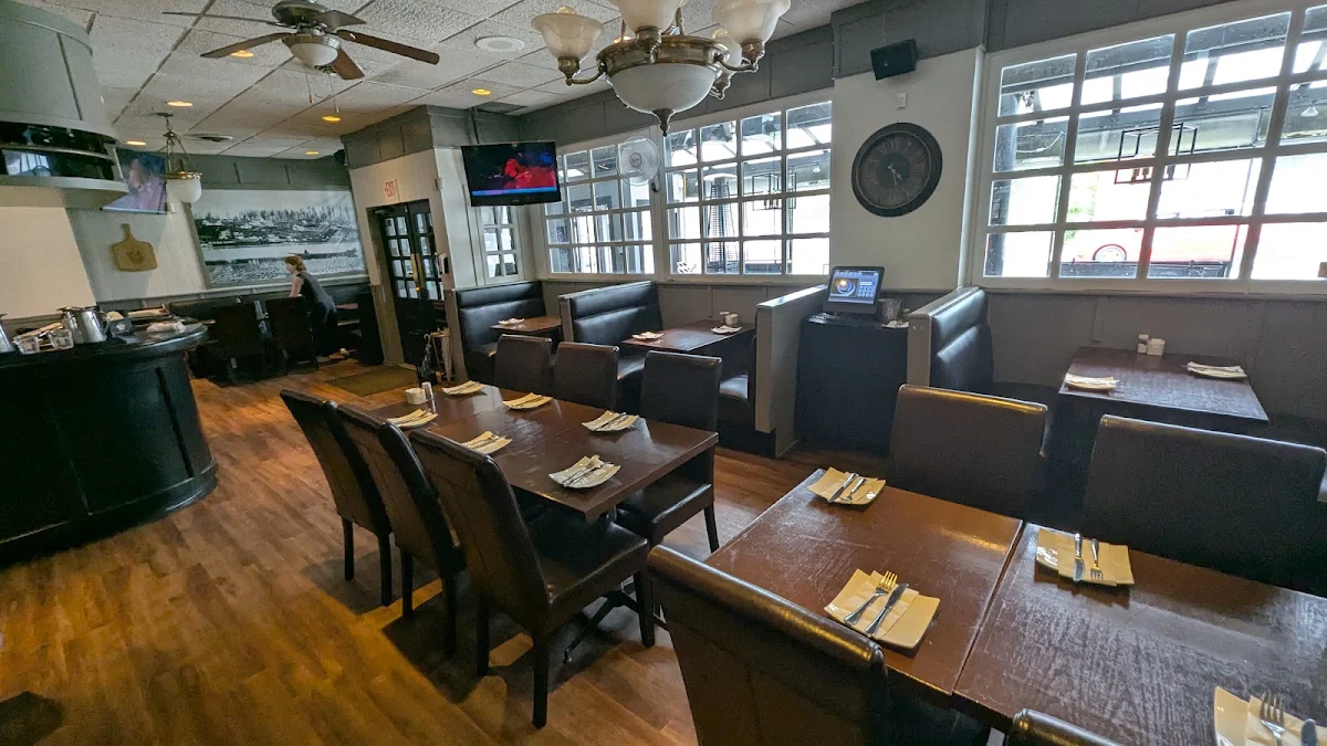 Vibe, Gino's Restaurant