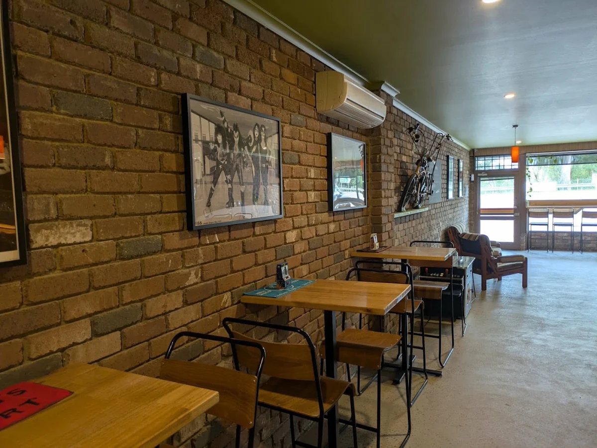 Vibe, Woori Yallock Tap House