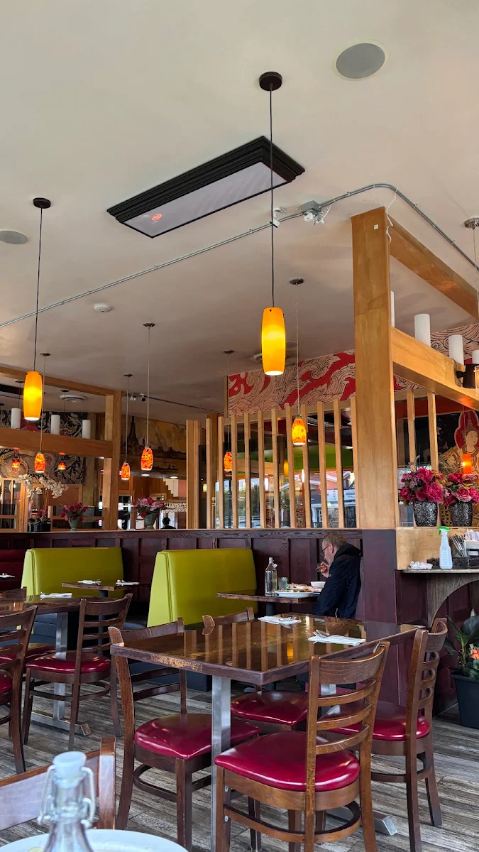 Vibe, Cha Baa Thai Restaurant (Bedford)