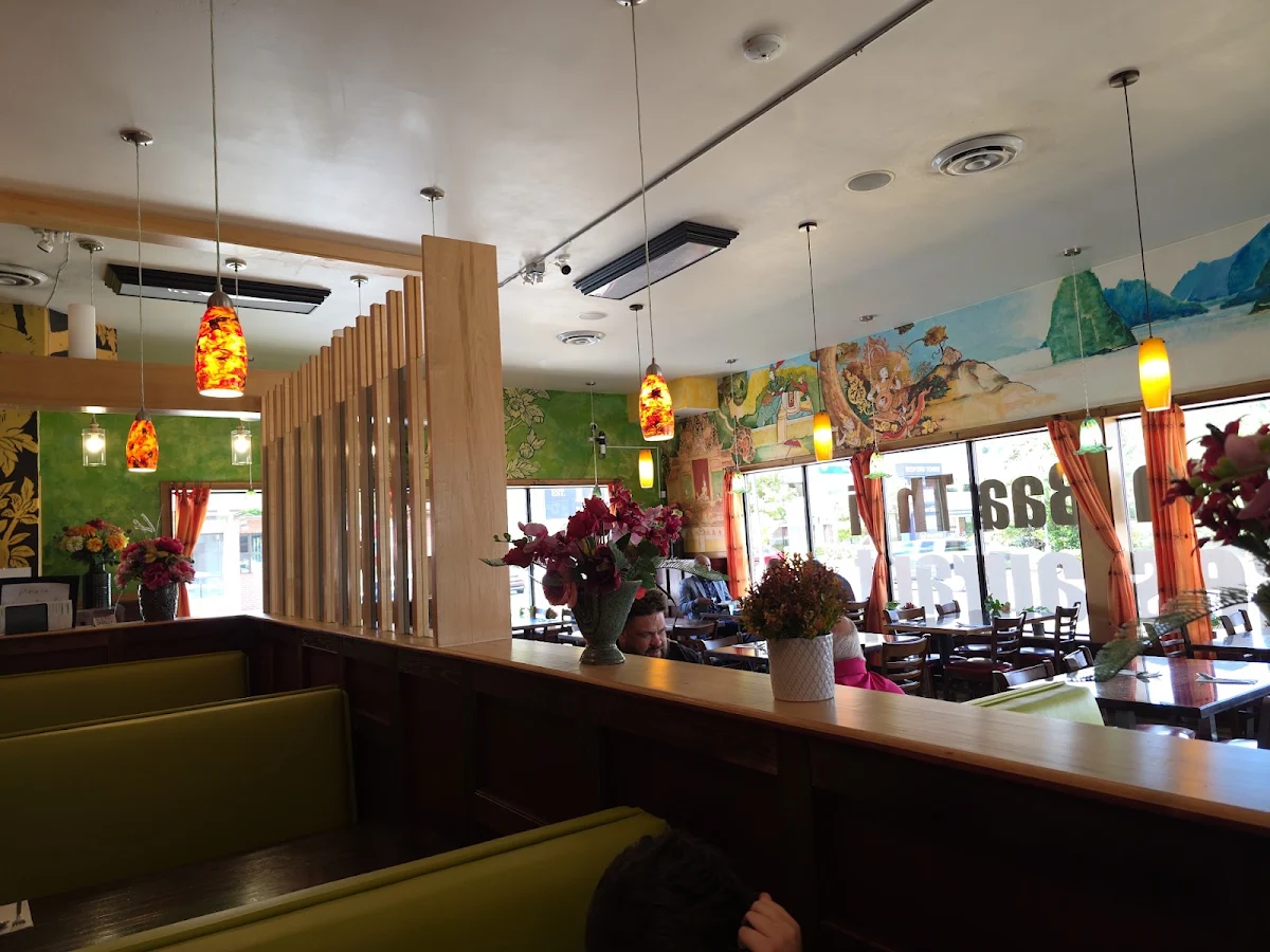 Vibe, Cha Baa Thai Restaurant (Bedford)