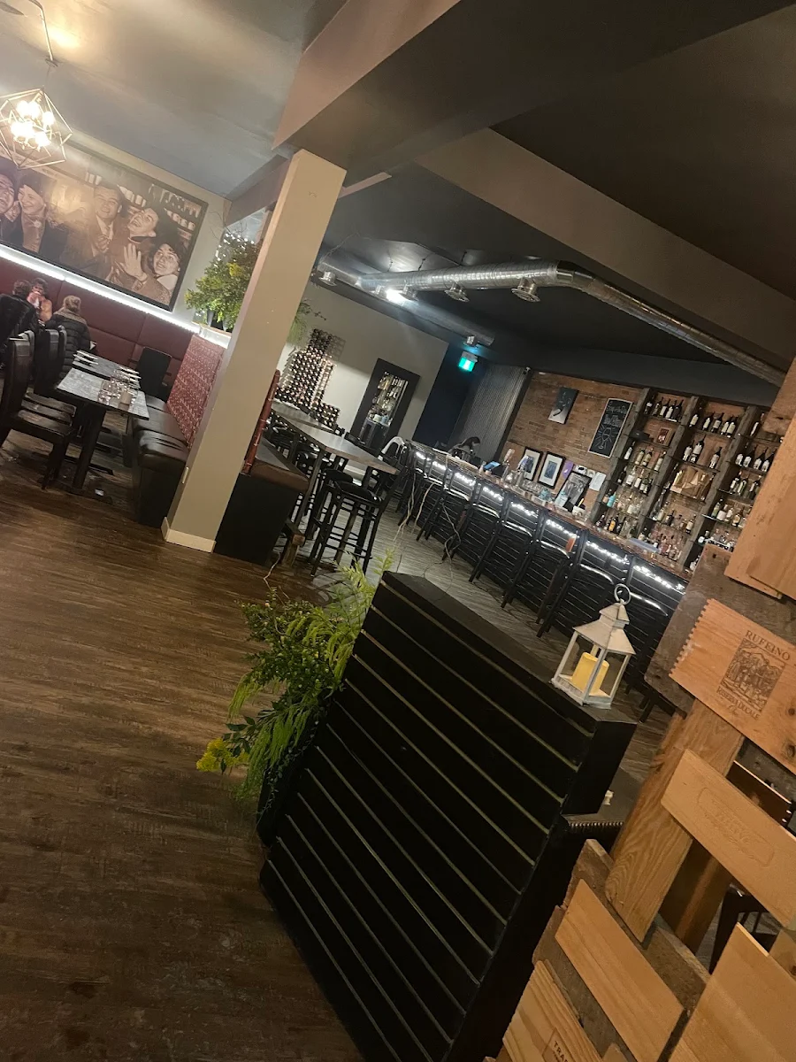 Vibe, Lilly's Italian Eatery
