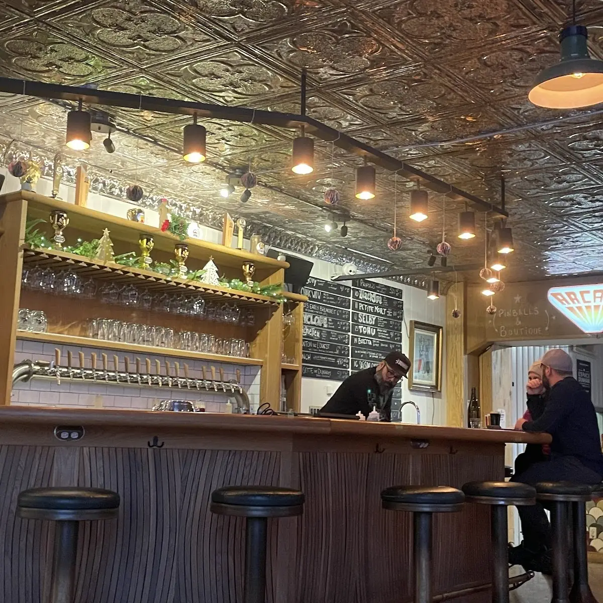 Vibe, Brasserie Dunham / Pub & Boutique