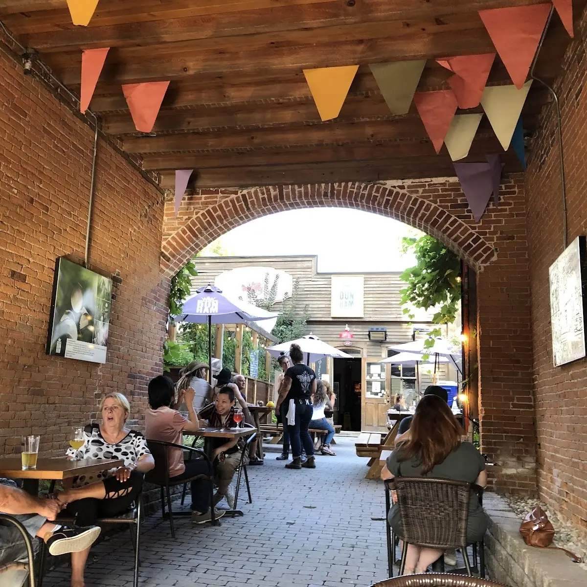 Vibe, Brasserie Dunham / Pub & Boutique