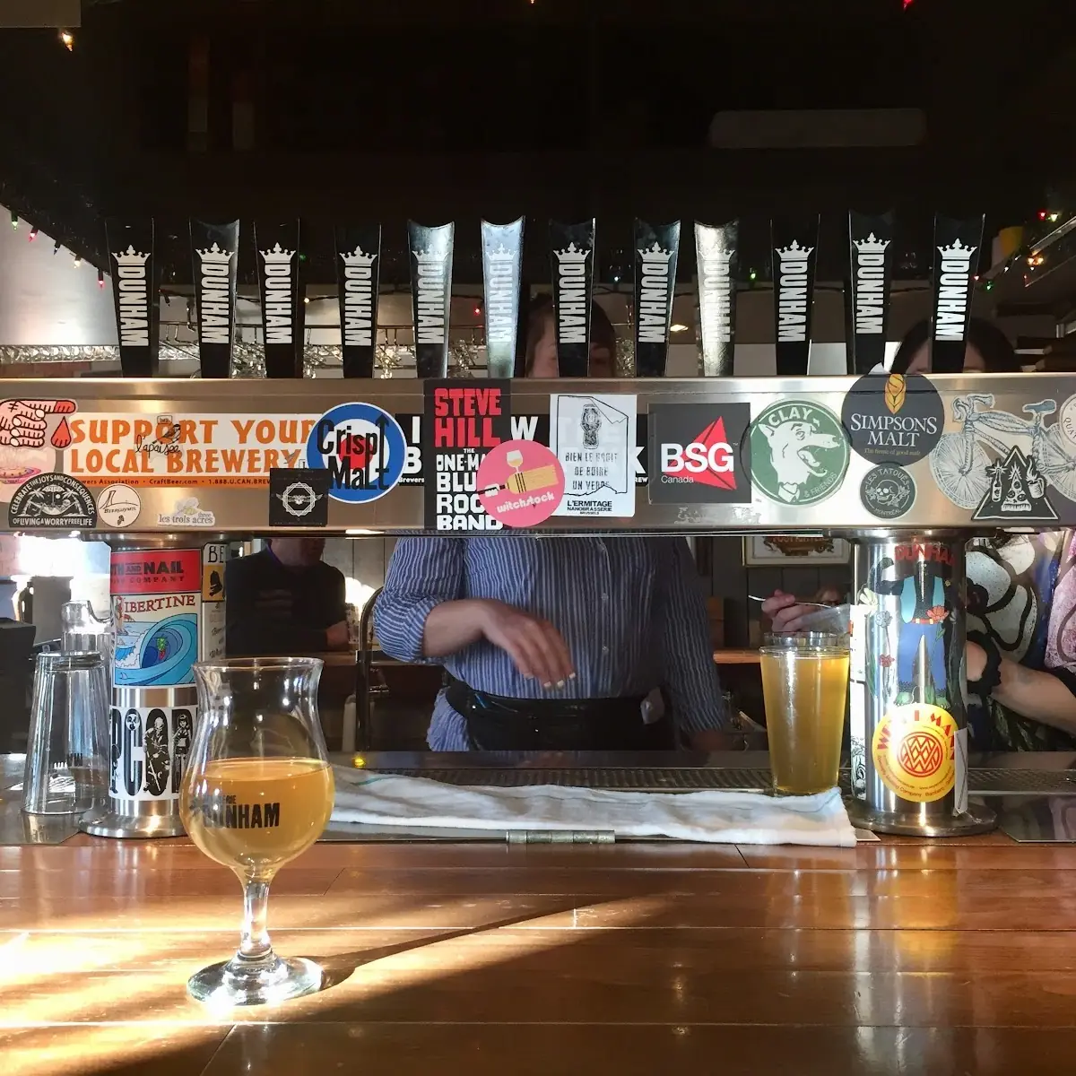 Vibe, Brasserie Dunham / Pub & Boutique