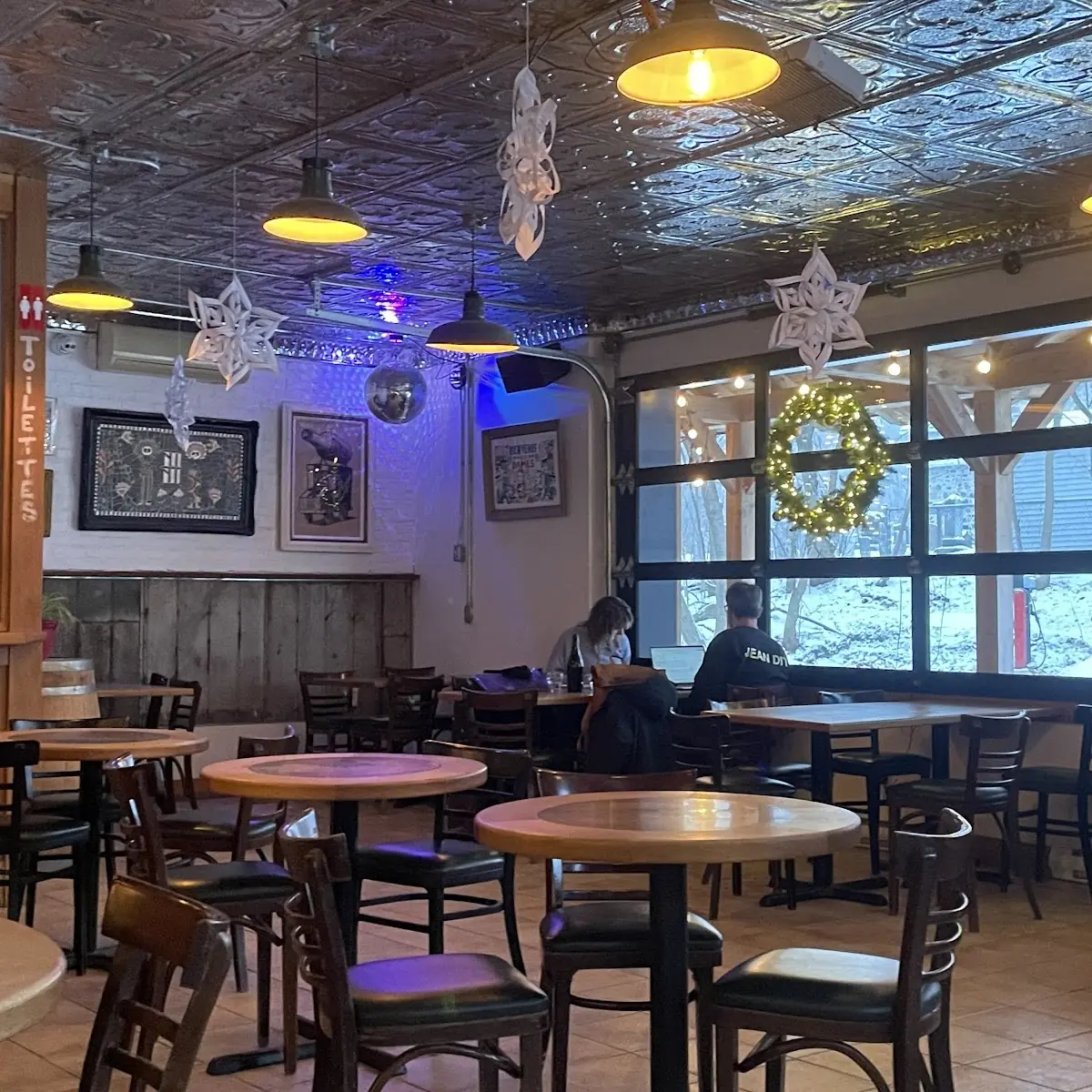Vibe, Brasserie Dunham / Pub & Boutique