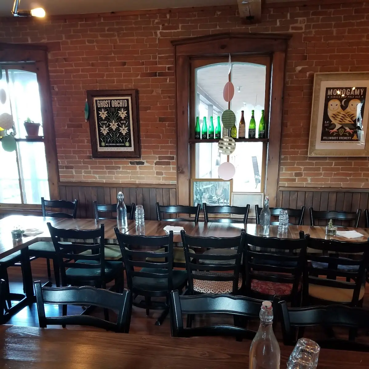 Vibe, Brasserie Dunham / Pub & Boutique