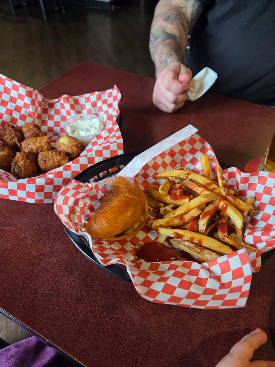 Food & drink, M&M Bar and Grill