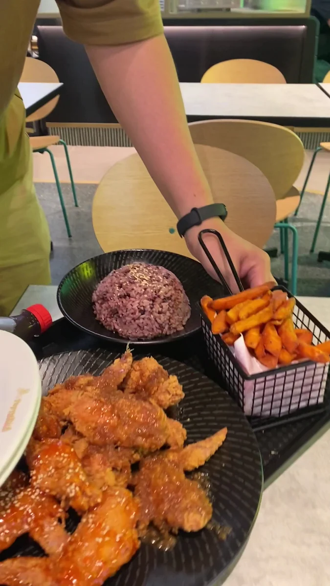 Vibe, NeNe Chicken (Brookfield)