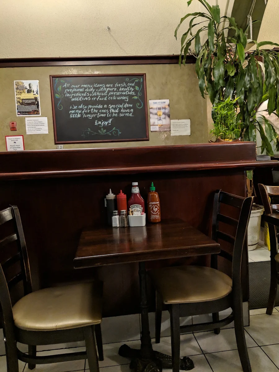Vibe, Joyeaux Café & Restaurant