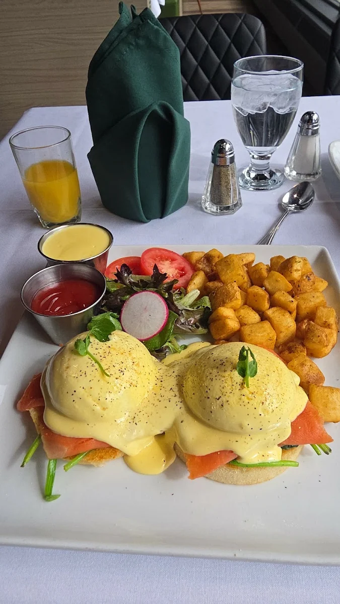 Food & drink, Four Seasons Restaurant & Lounge