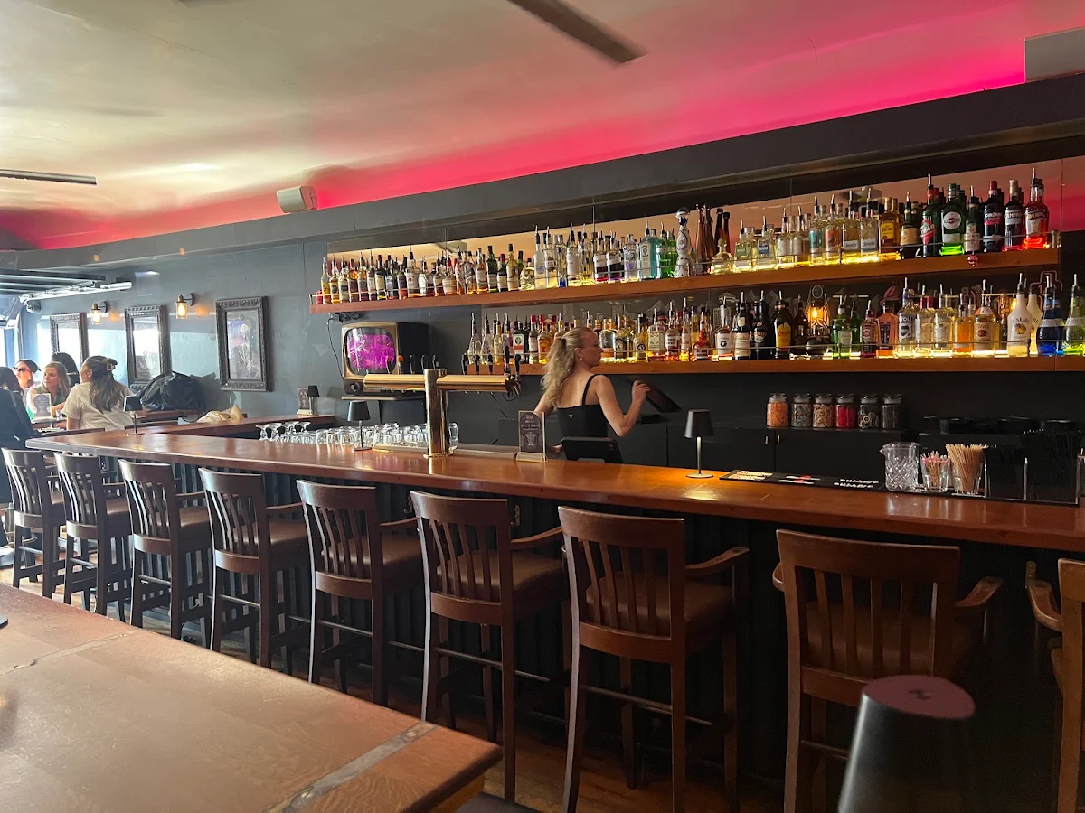 Vibe, Pinky's On Main