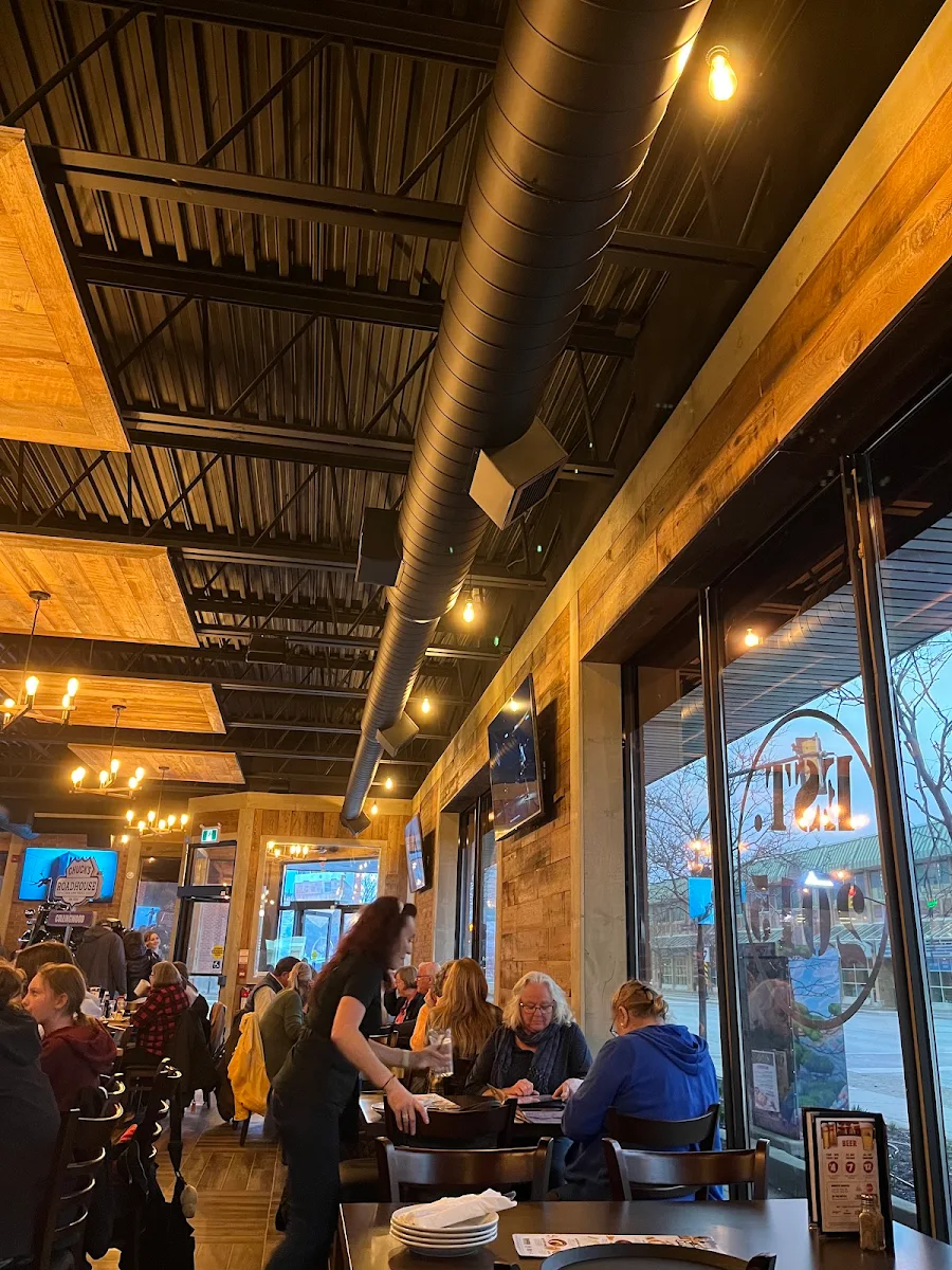 Vibe, Chuck's Roadhouse Bar and Grill