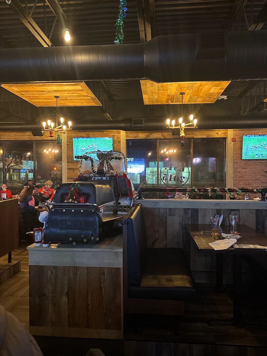 Vibe, Chuck's Roadhouse Bar and Grill