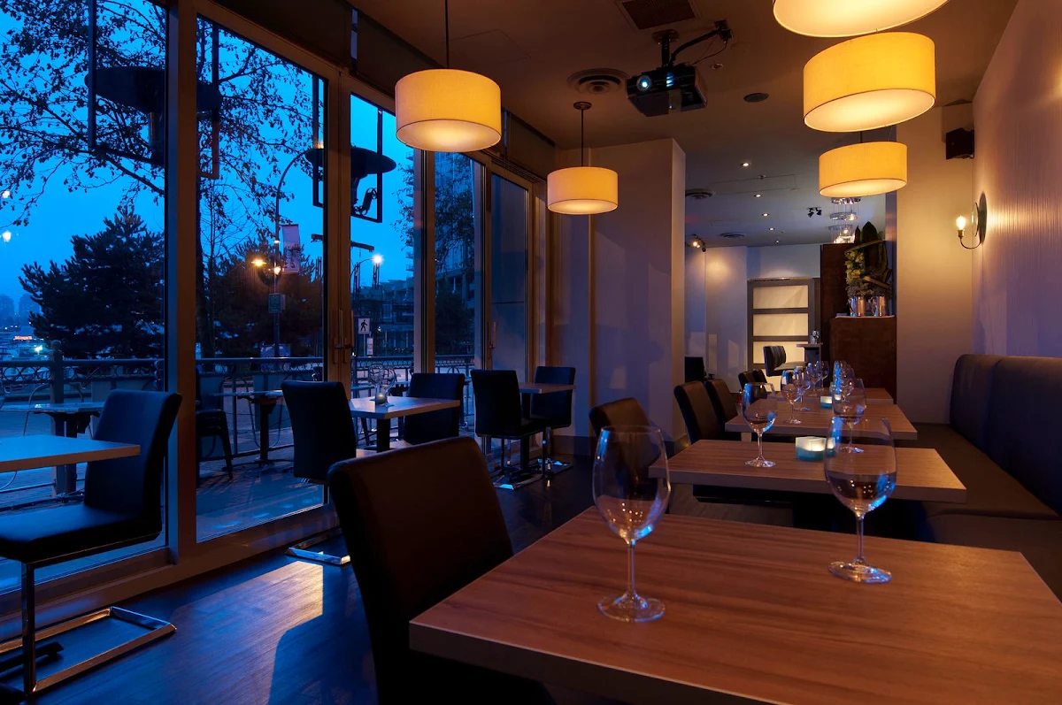 Vibe, The Wine Bar at Provence Marinaside