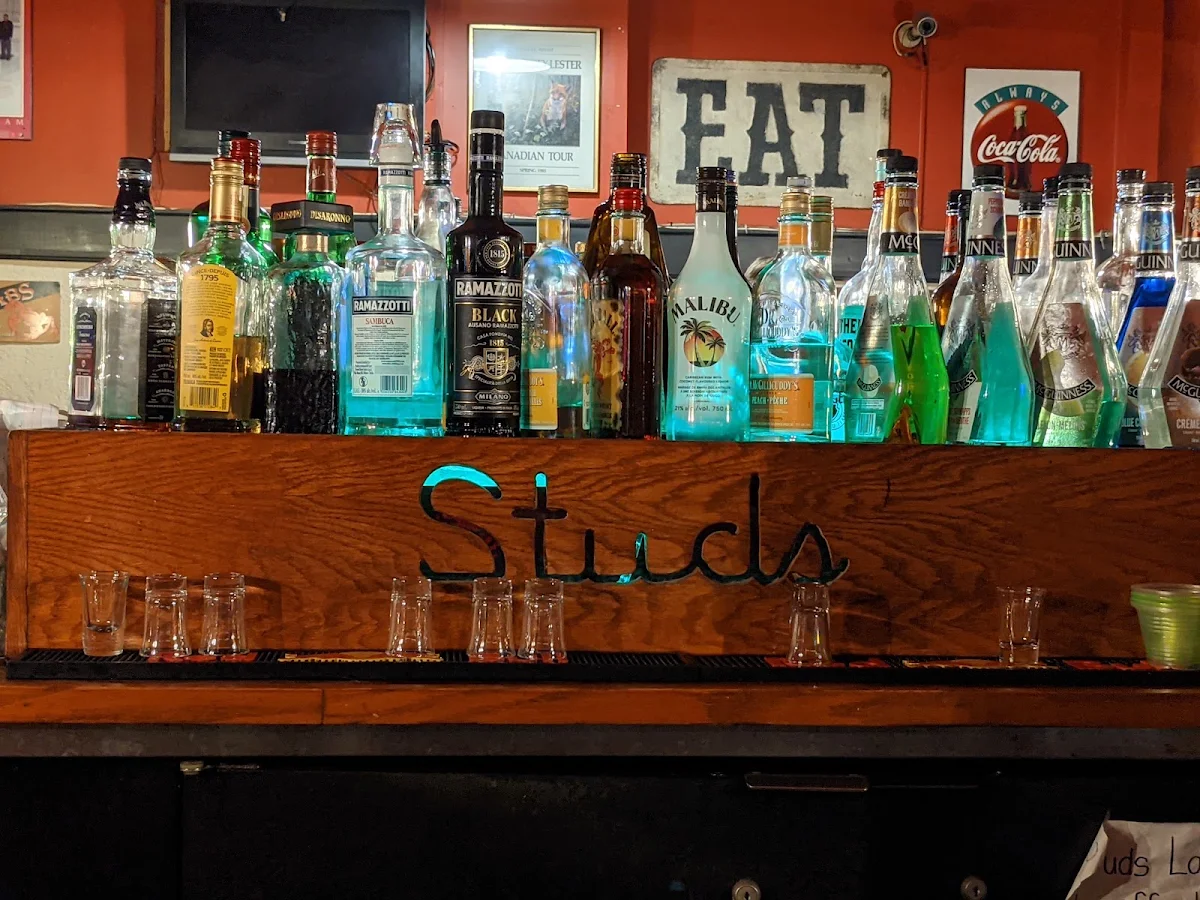 Vibe, Studs Lonigans Pub