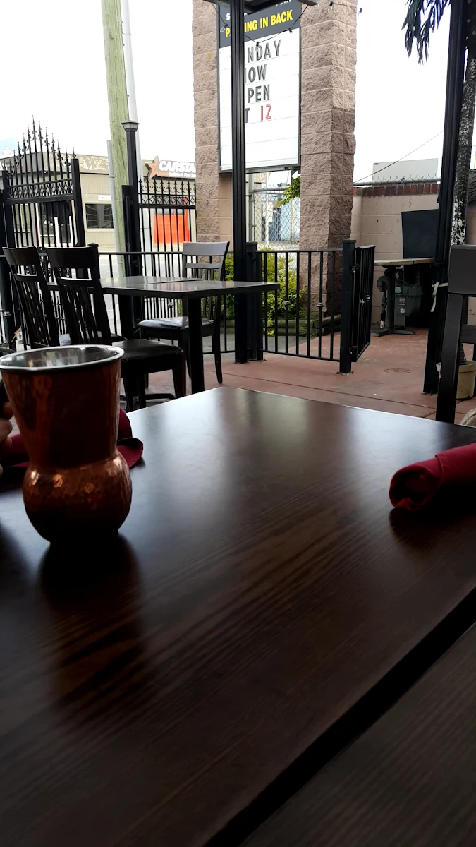 Vibe, Shandhar Hut Indian Cuisine - Downtown