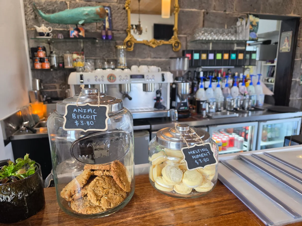 Vibe, Isabellas Cafe