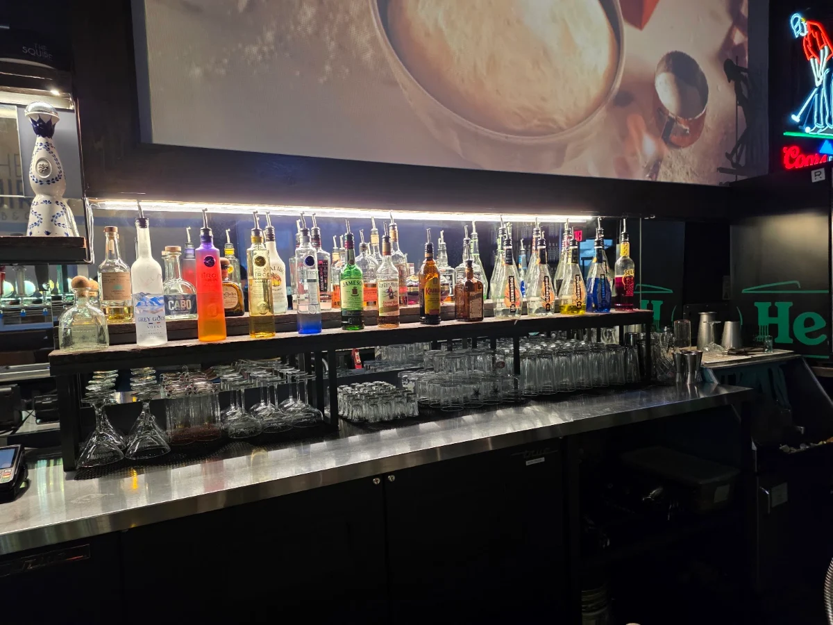 Vibe, The Squire Pub & Grill